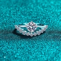 Anello a corona in argento sterling S925 con moissanite su sfondo blu glitterato - US 9 / 1 Carato di Moissanite