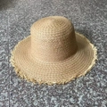 Flacher Strohhut für Damen mit ausgefranstem Rand in natürlichem Hellbraun für Sommer - M (56-58cm) / Raffia-Stil Ausgefranster Rand - Khaki