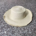 Flacher Strohhut mit Fransenrand in Beige für den sommerlichen Strandurlaub - M (56-58cm) / Breite Krempe Ausgefranster Rand - Beige