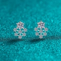 Elegante S925 sterling zilveren sneeuwvlok oorknopjes met fonkelende moissanite stenen - 1 Karaat Moissanite (50 Punten Elk) / 925 zilver