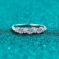 Bague moissanite en argent S925 avec trois pierres centrales sur fond scintillant - US 9 / Argent (Moissanite)