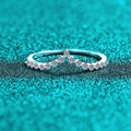 Prachtige S925 sterling zilveren V-ring bezet met fonkelende moissanite stenen - US 9 / Zilver