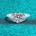 Lussuoso anello in argento S925 con moissanite su sfondo blu scintillante raffinato - US 9 / Due Carati Moissanite