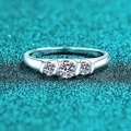 Bague élégante en argent 925 avec trois moissanites sur un fond bleu scintillant - US 9 / Moissanite de 0.50 Carat