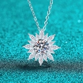 Collana con ciondolo a girasole in argento S925 e moissanite su sfondo blu glitter - 1ct Moissanite
