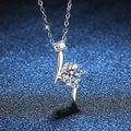 S925 zilveren ketting met moissanite ster hanger op een donkerblauwe sterrenachtergrond - 925 zilver / 1 Karaat Moissaniet
