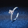 Anillo de plata s925 con moissanita corte radiant y diamantes laterales en fondo azul - US 9 / Circonita Rectangular