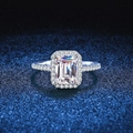 Anillo clásico de plata s925 con moissanita corte esmeralda y engaste tipo halo - US 9 / 1 Quilate Moissanita Talla Esmeralda