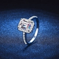 Anillo moissanita corte esmeralda con halo y banda de plata pavé elegante - US 9 / 2 Quilate Moissanita Talla Esmeralda