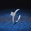 Anillo de plata S925 con moissanita de corte radiante y banda con medio pavé de diamantes - US 9 / Moissanita Corte Radiant