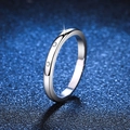 Eleganter s925 Sterlingsilber Ring mit drei funkelnden Moissanit Steinen auf blauem Grund - 0,05 Karat Moissanit / US 9