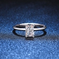 Klassischer S925 Silberring mit 1 Karat Moissanit im Radiant-Schliff und Vier-Krallen-Fassung - US 9 / 1ct Moissanit (Radiant-Schliff)