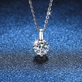 Collana in argento S925 con ciondolo in moissanite da 1 carato su sfondo blu con texture - Argento 925 / Strass (6.5mm)