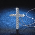 Collar de cruz en plata S925 brillante con moissanita de 1,6 quilates en fondo azul - Moissanita de 1.6ct (10 Puntos Cada Una)