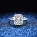 Anillo halo de plata S925 con talla radiant y micro pavé de diamantes brillantes - US 9 / 1 Quilate Moissanita Talla Radiante