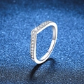 Elegante anillo en V de plata s925 con pavé de moissanita brillante sobre fondo azul oscuro - US 9 / 14 Puntos Moissanita