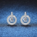 Orecchini a perno classici in argento S925 con moissanite e halo su sfondo blu stellato - Argento 925 / 0.3ct+0.3ct Moissanite