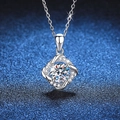 Collar de plata s925 con colgante giratorio de moissanita de 1ct sobre fondo de cielo azul - Plata 925 / Piedra de alto carbono de 6.5mm