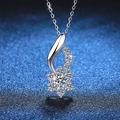 Collar de plata S925 con copo de nieve de moissanita sobre un fondo azul oscuro lujoso - Plata 925 / Piedra de alto carbono de 5mm