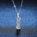 Collana in argento S925 con tre pietre tonde di moissanite su uno sfondo scuro - Moissanite da 1,5 Carati / Argento 925