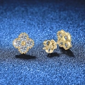 Orecchini a lobo a quadrifoglio dorati con moissanite brillante su sfondo blu scuro - Argento 925 / Oro 14K
