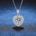 2ct Moissanit Herzanhänger Halskette aus S925 Sterlingsilber auf blauem Hintergrund - 925er Silber / 8mm Zirkonia
