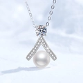 Collana in argento S925 con pendente in moissanite e perla naturale a forma di vestito - Argento 925 / Argento - Strass E Perla d'Acqua Dolce