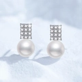Boucles d'oreilles géométriques en argent 925 avec pierres pavées étincelantes et perles blanches - Argent 925 / Moissanite + Perle d'Eau Douce