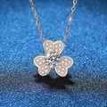 Elegante collana a quadrifoglio in oro rosa con ciondolo in moissanite su sfondo blu - Pietra ad alto contenuto di carbonio da 5mm / Argento 925