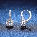 Orecchini in argento S925 con moissanite e design a cuore traforato su sfondo blu - Argento 925 / Moissanite da 0,5 Carati