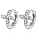 Orecchini a cerchio in argento S925 con pendente a croce in moissanite su fondo bianco - 30 Punti Moissanite