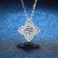 Halskette aus 925er Sterlingsilber mit Kleeblatt-Moissanit-Anhänger auf blauem Hintergrund - 6.5mm Zirkonia Stil (XL307) / 925er Silber