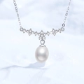 Elegant s925 silver necklace featuring a floral diamond pendant and a freshwater pearl - Moissanite and Freshwater Pearl / 925 Silver