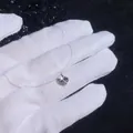 Dettaglio del pendente a goccia in argento s925 e moissanite su filo invisibile - Argento 925 / Pietra ad alto contenuto di carbonio da 6.5mm