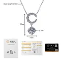 Dettaglio del ciondolo moissanite a forma di C e certificato di gioielleria GRA incluso - Stile Moissanite da 1 Carato (Include Certificato GRA) / Argento 925