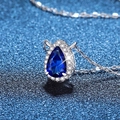 Collana in argento S925 con ciondolo in zaffiro blu a goccia e alone di pietre luminose - Argento 925 / Zaffiro Coltivato (5*8mm)