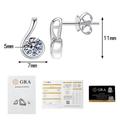 Detalle macro de pendientes de moissanita en plata S925 con piedras de 5mm y certificado GRA - Plata 925 / Estilo Moissanita (Con Certificado GRA)