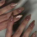 Short almond press-on nails in nude pink with cat-eye effect and gold metallic tips - Z506 Gilded Relief / Nail Glue Version