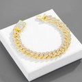 Detailopname van de gouden hip-hop Cubaanse ketting met diamanten en baksluiting - Armband / Goud