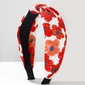 Dettaglio della fascia annodata in tessuto con motivi floreali rossi e arancioni su bianco - Stile Bianco Floreale Rosso Arancio (1)