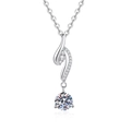 Elegante collar de plata S925 con colgante de moissanita curva sobre fondo blanco - Piedra de alto carbono de 6.5mm / Plata 925