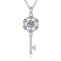 Collana con ciondolo a chiave in argento 925 con moissanite scintillante su fondo bianco - Argento 925 / Pietra ad Alto Contenuto di Carbonio (XL538)