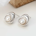 Elegantes pendientes de plata de ley 925 con perlas de agua dulce y diseño geométrico - Plata 925 / Bañado en Platino (Con Cierres de Plata)