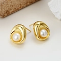 Pendientes dorados irregulares con perlas de agua dulce blancas y redondas - Plata 925 / Bañado en Oro de 18K (Con Cierres de Plata)