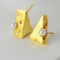 Pendientes creativos con forma de queso dorado y perlas blancas para mujer - Plata 925 / Bañado en Oro de 18K (Con Cierres de Plata)