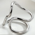 Anillo minimalista de plata 925 con un diseño geométrico de doble capa en forma de onda - Tamaño Ajustable 13-18 / Oro Blanco