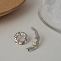 Orecchini asimmetrici in argento S925 con trama a lava e accenti di perle bianche - Argento 925 / Oro Bianco (Include Farfallina in Argento)