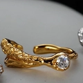 Anillo ajustable de oro con textura de lava, superficie metálica irregular y un circón - Abierto (Ajustable) / Piedra Blanca Oro 18K
