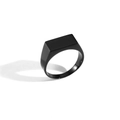 Primer plano de un anillo de sello negro pulido para hombre con acabado metálico liso - Talla US 7 (54mm) / Negro IP (YJ44953)