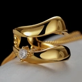Ear cuff dorado minimalista con curvas onduladas y una piedra de circonita brillante - Plata 925 / Oro de 18K (Individual)
